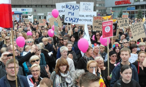 Страна восстала: Всепольская забастовка женщин против отмены абортов