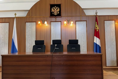 Чиновника из Артема осудят за незавершенный ремонт здания суда