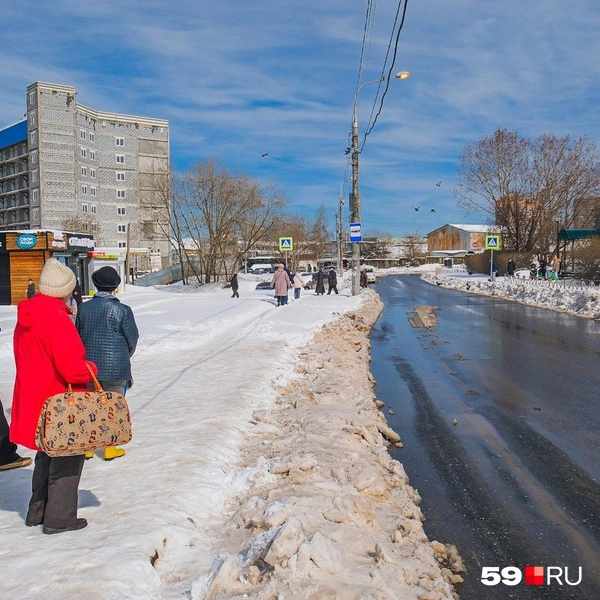 Площадки на остановках местные жители отлично протопали, но каша на обочине тоже есть | Источник: Тимофей Калмаков / 59.RU