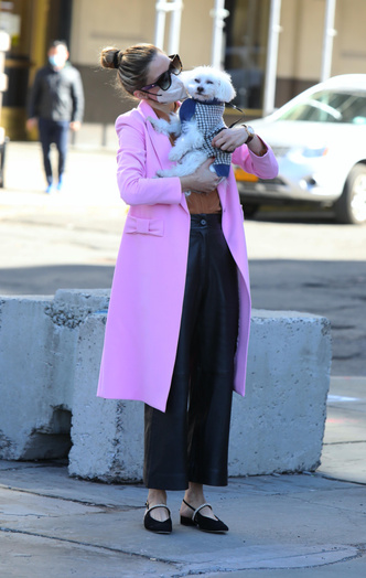 Розовое пальто как у Оливии Палермо — ваш антидот против дождливой погоды
