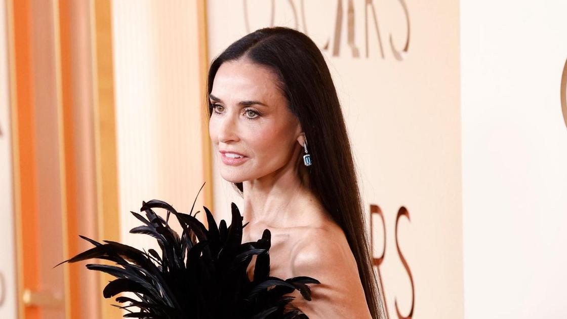 Деми Мур пришла на &laquo;Оскар&raquo; в перьях с ног до головы, но все обсуждают только ее фигуру