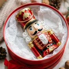 Свекровь подарила 8-летнему внуку книгу о художнике и дорогого Щелкунчика — мама мальчика попросила поменять подарок