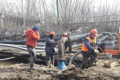 Красноярский мусор в канализации замедляет ремонт на Семафорной