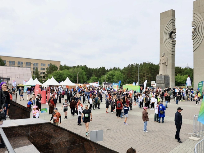 Стартовый городок расположился у памятника Курчатову | Источник: Михаил Шилкин