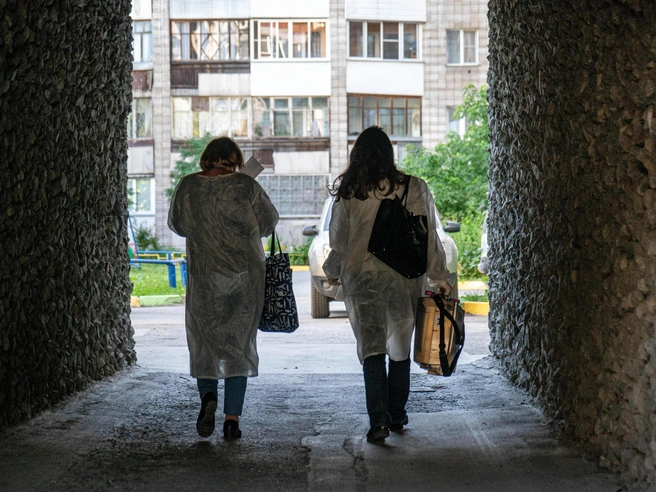 Закрывать крышку унитаза при смыве важно для предотвращения передачи вируса. | Источник: Александр Ощепков / NGS.RU