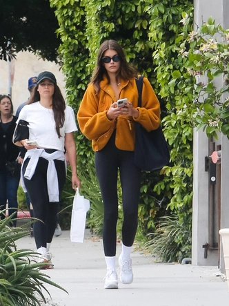 Флисовые толстовки: где искать и как носить новый тренд из спортивного гардероба