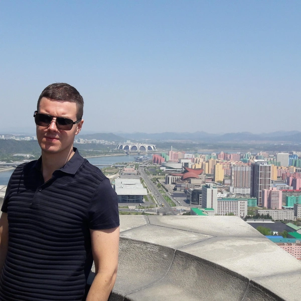 Автор на смотровой площадке Монумента идей Чучхе | Источник: Николай Спектор