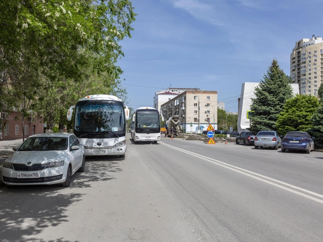 Водители автобусов с раздражением описывают ситуацию с парковками в центре Волгограда | Источник: Константин Завриков / V1.RU