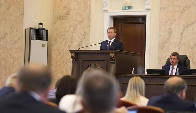 Документ представил председатель комитета регионального парламента по развитию АПК, продовольствию и потребительскому рынку Сергей Орленко | Источник: пресс-служба Законодательного собрания Краснодарского края