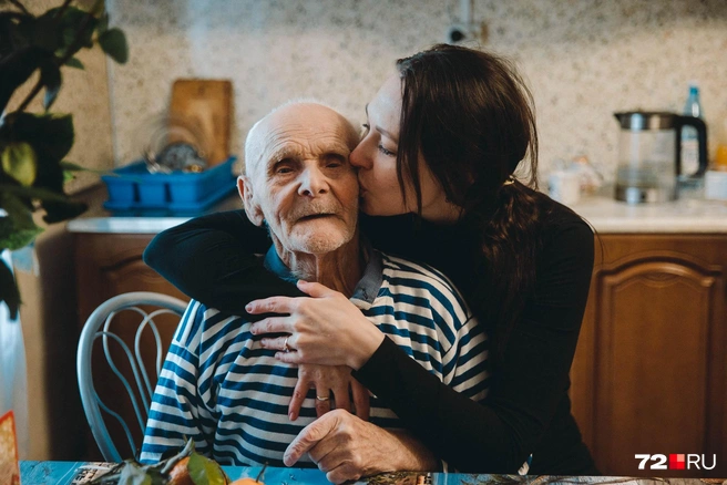 Внучка приготовила дедушке торт | Источник: Ирина Шарова / 72.RU