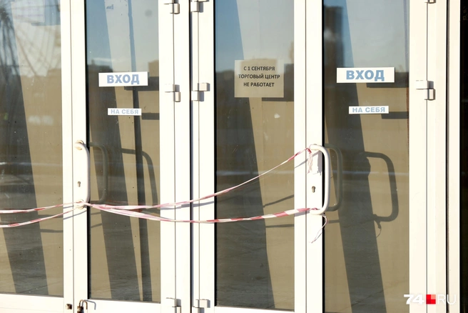 Магазины закрыты, арендаторы съехали | Источник: Михаил Шилкин