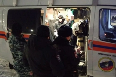 Трое девочек на льду Оби шутили со спасателями