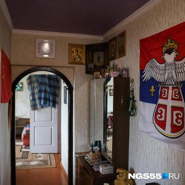 Сербский флаг Федору подарил знакомый из этой страны | Источник: Евгений Софийчук / NGS55.RU