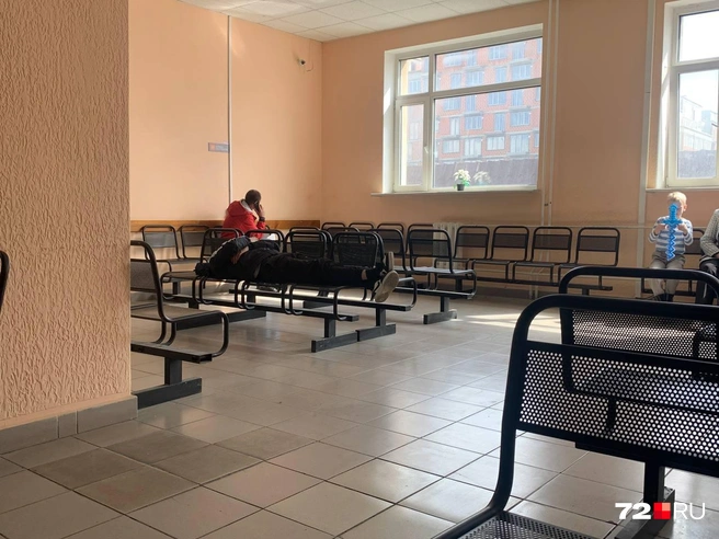 Молодой парень спокойно дремлет на скамейке | Источник: Никита Кифорук / 72.RU
