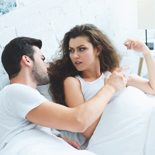 5 признаков, что твой парень тебе не доверяет