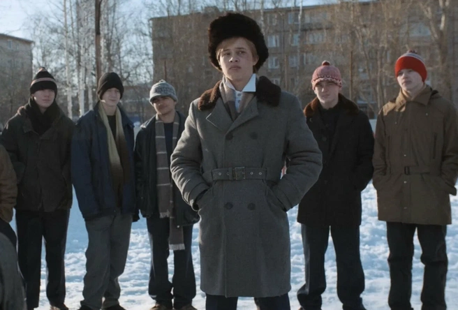 «Слово пацана» (18+) стал суперхитом 2023 года, но судьба продолжения проекта остается неясной | Источник: кадр из сериала «Слово пацана. Кровь на асфальте» (18+), реж. Жора Крыжовников, онлайн-кинотеатры Wink и Start, 2023 год