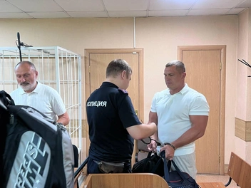 В белой футболке&nbsp;— Денис Калинин | Источник: Анна Скок / NGS.RU