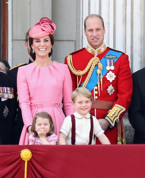 Кейт Миддлтон и принц Уильям устроили фотосессию с детьми в саду