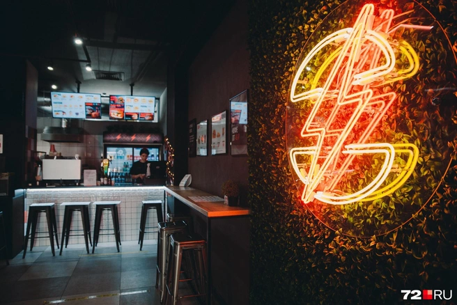 Джурович продал Tesla Burger операционному директору сети | Источник: Ирина Шарова / 72.RU