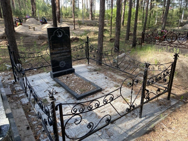 Внутри оградки уложена плитка | Источник: Ирина Господаренко / NGS22.RU