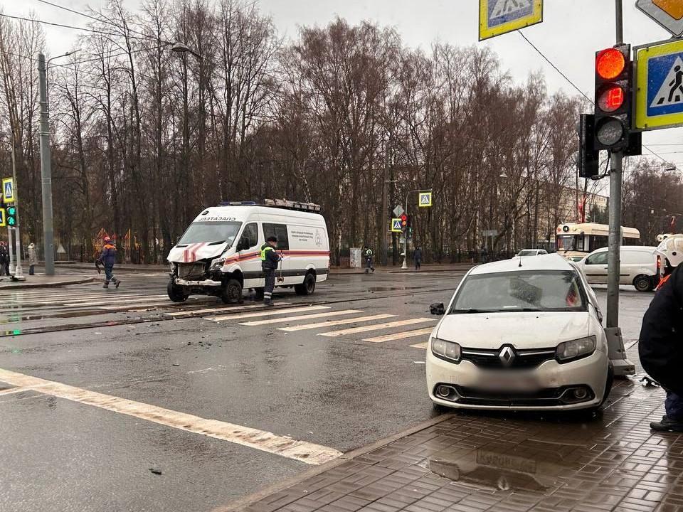 «Нога болит, трясет». Водитель легковушки, попавший в ДТП с машиной спасательной службы, рассказал, что произошло