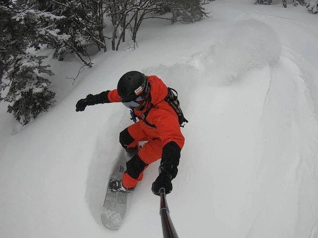 В Турции Артем продолжает кататься на сноуборде | Источник: Артем