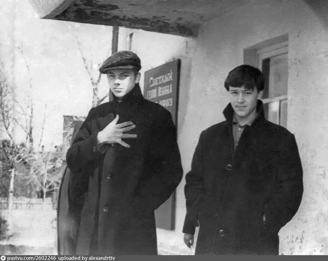 Черное пальто свободного кроя впишется в любой образ | Источник: pastvu.com / alexandrttv