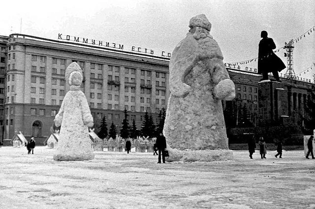 Рядом с 10-метровым Дедом Морозом теряется даже взрослый мужчина | Источник: архив 74.RU