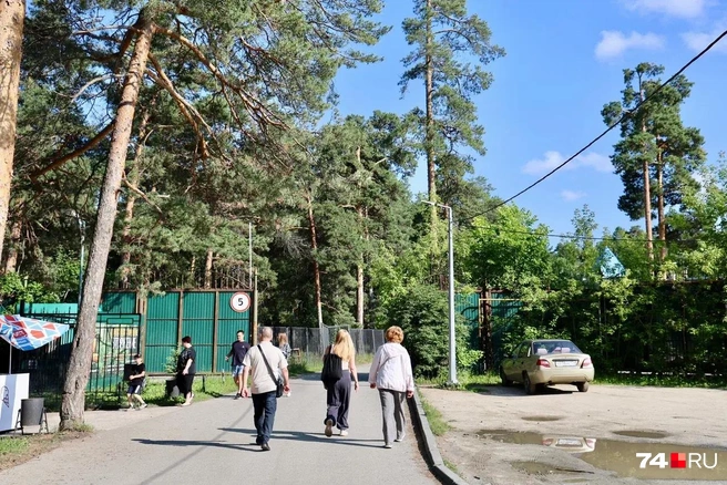 За пределами ресторана тоже ставят машины | Источник: Михаил Шилкин