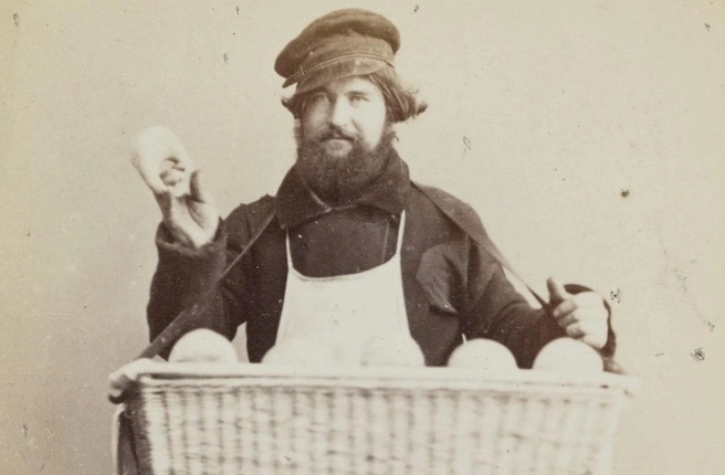 На фото — продавец бубликов Вильям Каррик из Санкт-Петербурга (1860-70 гг.). Такие же торговцы были и в Москве | Источник: Музейно-выставочный центр «Росфото»