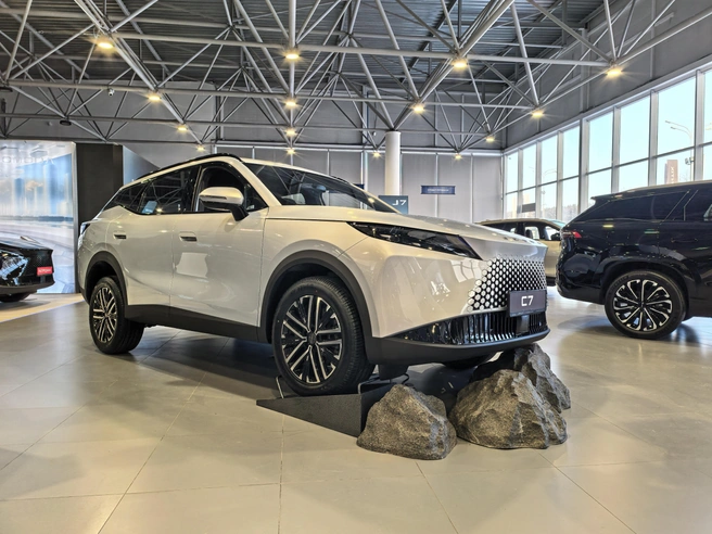 Стильный и футуристический дизайн выгодно отличает OMODA C7 на дорогах города | Источник: «Автоград» OMODA