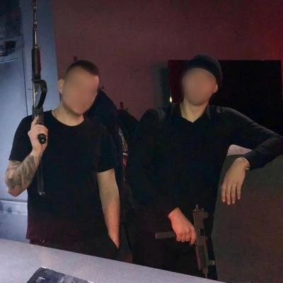 Александр А. любил позировать с оружием и друзьями по нему | Источник: читатель E1.RU
