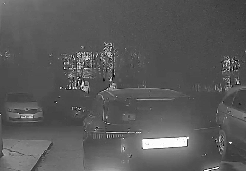 «Реальные пацаны» просто так разбили несколько машин во дворе на Комсомольском проспекте (видео)