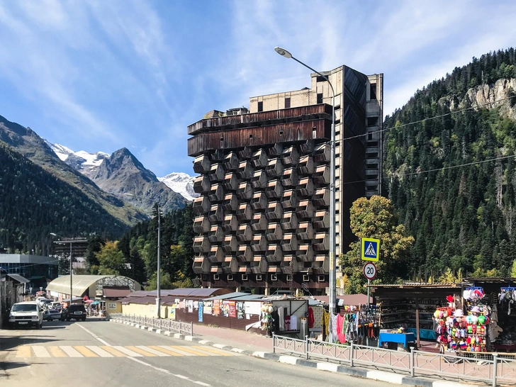 Оставалось только поклеить обои. Почему советскую гостиницу «Аманауз» на Домбае снесут спустя 40 лет? | Источник: vvoe/Shutterstock/Fotodom.ru