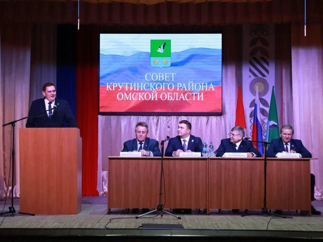 Во время избрания нового руководителя присутствовала экс-мэр Омска Фадина | Источник: телеграм-канал Василия Кисилева