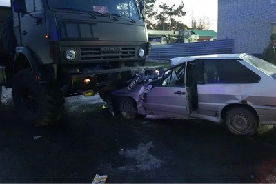 Легковушка влетела под военный КАМАЗ в Тюмени