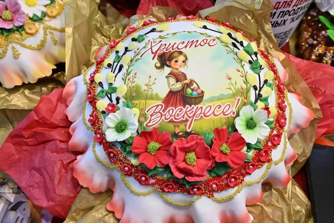 Налетай: кулич за 100 тыс. или пасхальный набор за 55 тыс. рублей. Что вкуснее? | Источник: Анатолий Жданов/Коммерсантъ