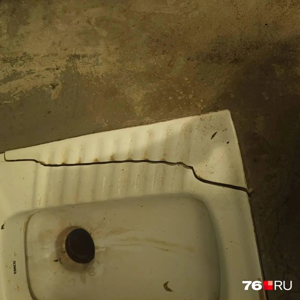 В туалете откололся кусок | Источник: жители дома № 4 на улице Майорова
