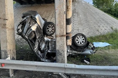 Subaru врезался в бетонное ограждение под Омском: водитель погиб