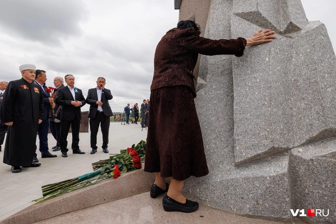 Дочь бойца, приехавшая из Казахстана, обнимает мемориал на могиле своего отца Азамата Казиева в поселке Кузьмичи. Место его захоронения она искала 40 лет | Источник: Алексей Волхонский / V1.RU