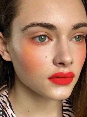 Как повторить «Cherry Red Makeup»: главный хит зимы 2025