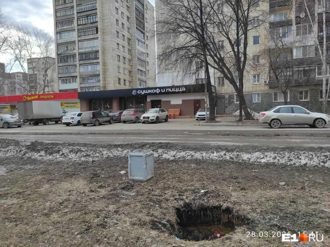 Этот провал образовался напротив здания по Блюхера, 51 | Источник: читатель E1.RU
