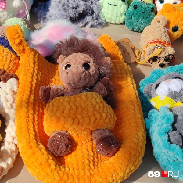 Два в одном: детская сумочка украшена игрушкой, которую можно вытащить, чтобы играть отдельно | Источник: Марина Кузнецова / 59.RU
