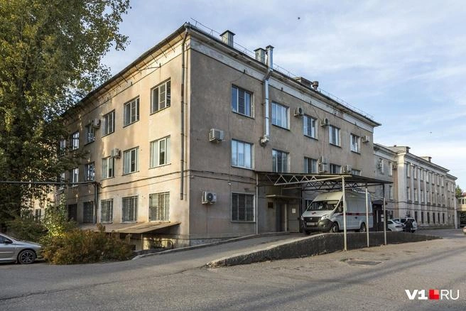 Мужчина уверяет: его супругу с гипертоническим кризом не хотели принимать в приемном покое | Источник: Константин Завриков / V1.RU