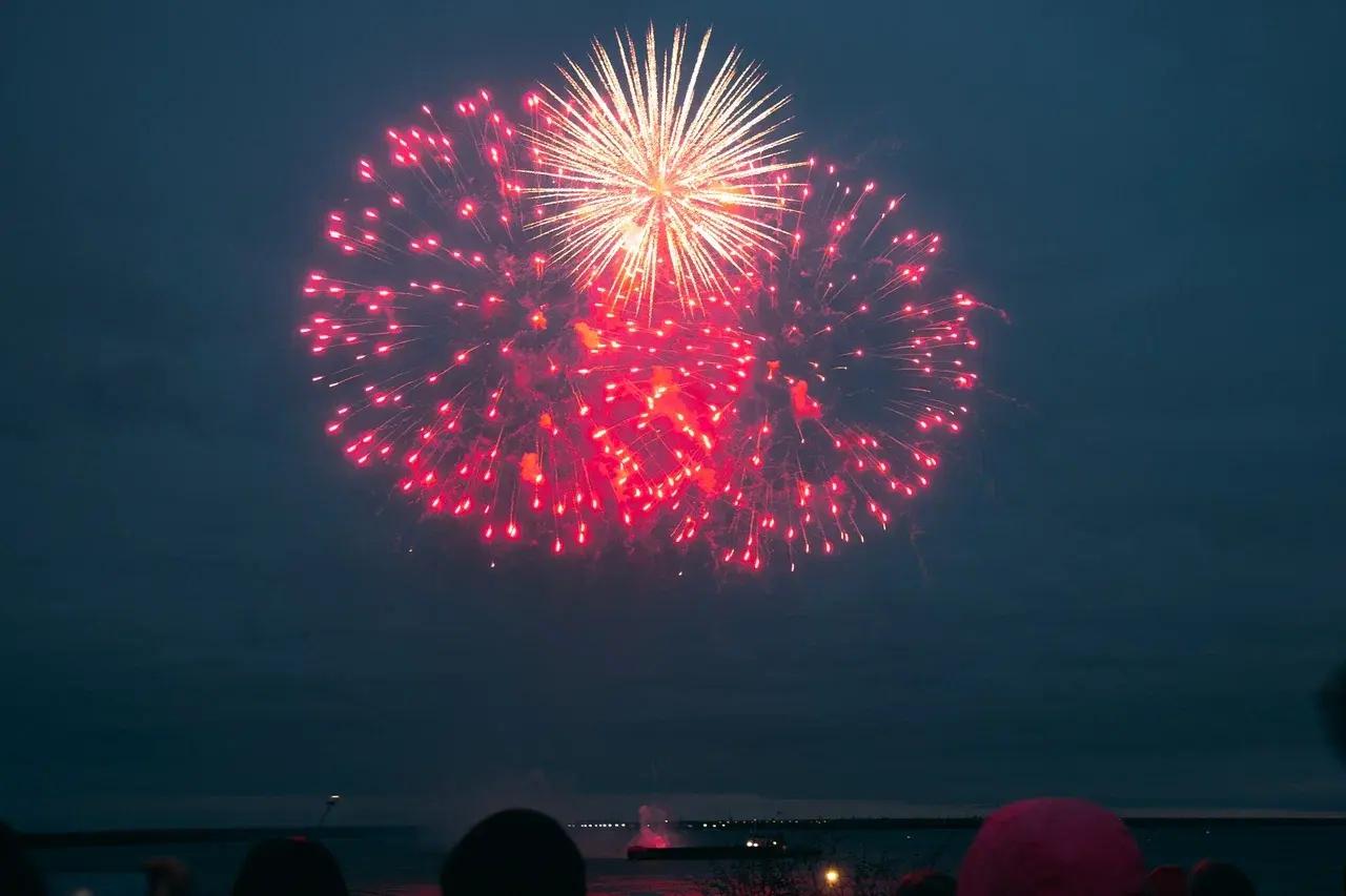 В Архангельске 9 мая запустили праздничный салют: посмотрите, как это было