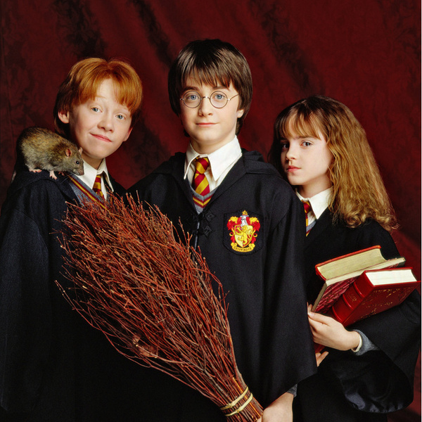 Фото №1 - Фото дня: первый совместный кадр Дэниэла Рэдклиффа, Эммы Уотсон и Руперта Гринта из нового фильма о «Гарри Поттере»