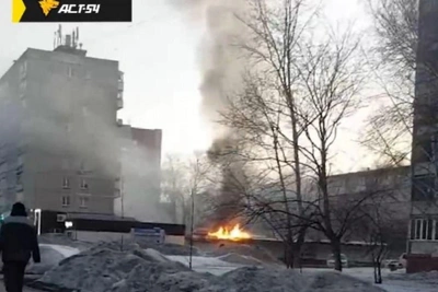 Ларек загорелся в Кировском районе Новосибирска