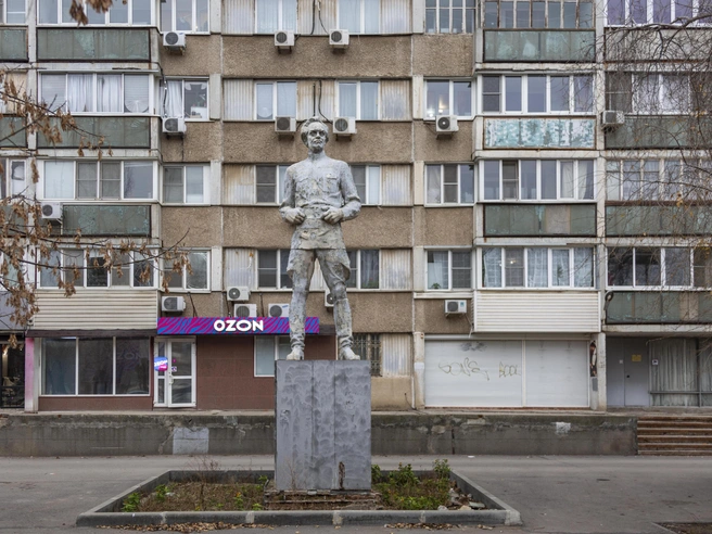 Отсутствие таблички делает личность памятника загадкой: возможно, это Иван Тулак или безымянный герой войны | Источник: Константин Завриков / V1.RU