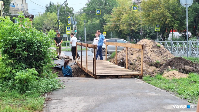 Поиск упавшего в яму телефона | Источник: Мария Борзева / 62.RU