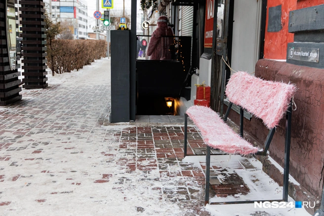 А вот и лавочка на которой не заморозишь пятую точку  | Источник: Мария Ленц / NGS24.RU 